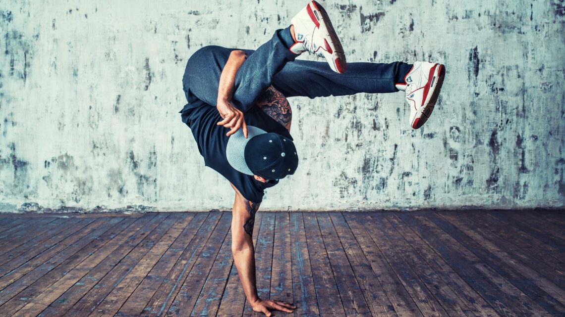 Mężczyzna tańczy breakdance