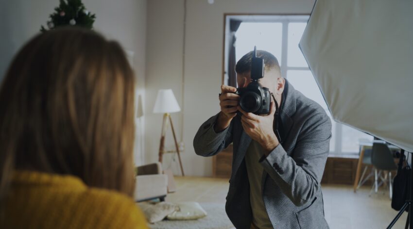 Fotograf robi zdjęcia młodej dziewczynie