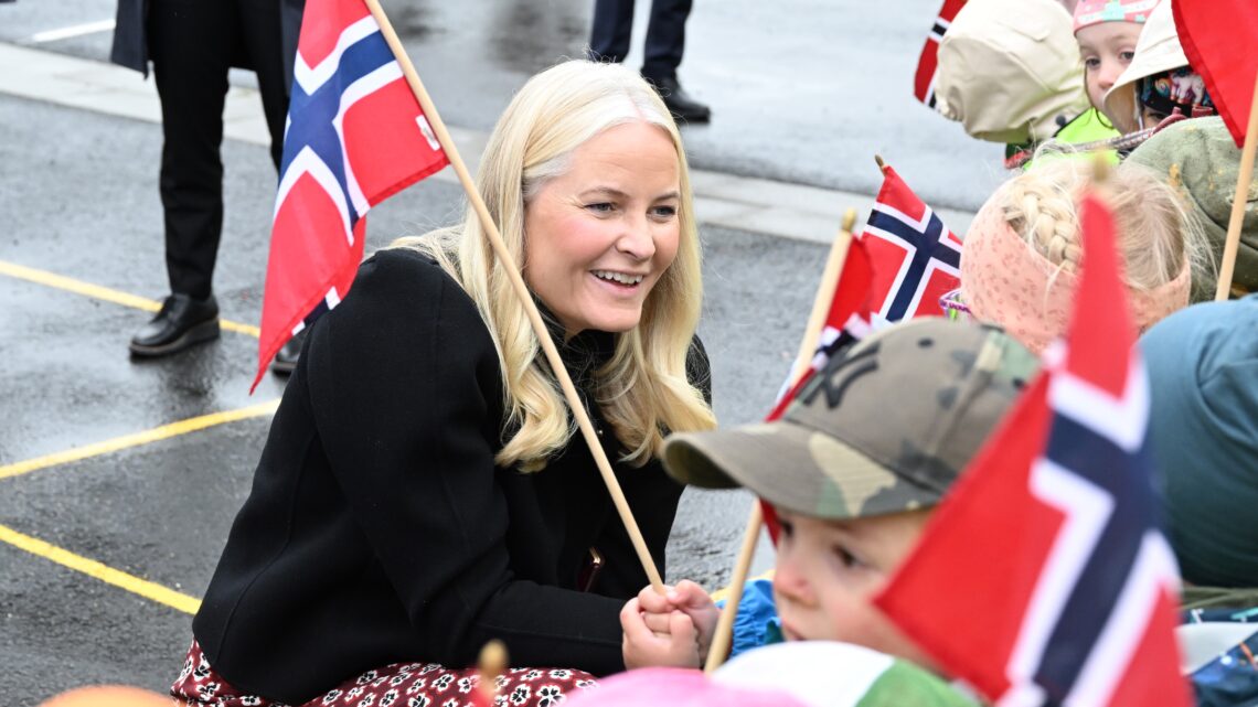 Księżna Mette-Marit podczas spotkania z dziećmi ze szkoły w Selbu w Norwegii