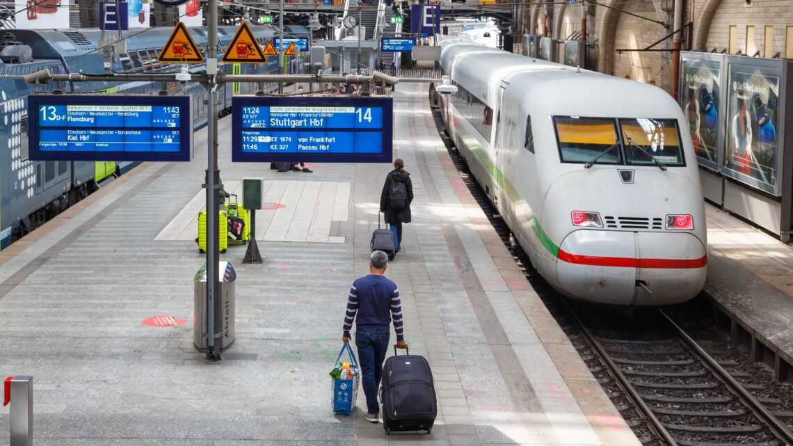 Pociągi na głównym dworcu kolejowym w Hamburgu w Niemczech, tekst o tym, że dwie osoby zostały zatrzymane w związku z podejrzeniem zakażenia wirusem Marburg