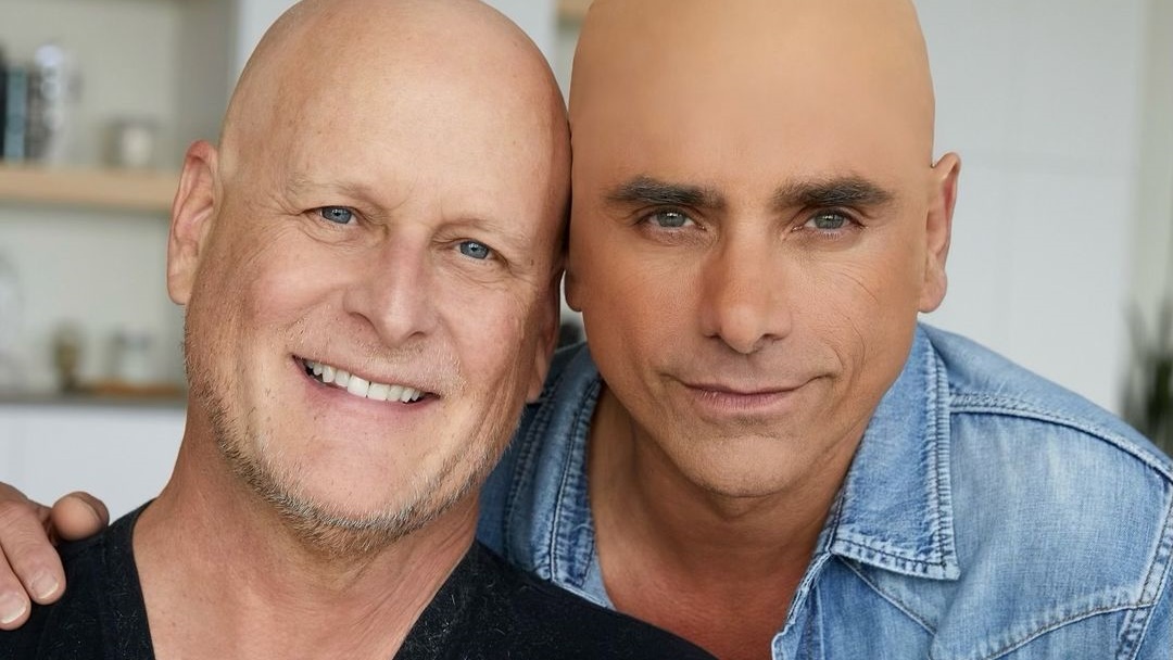 John Stamos solidarnie z Dave'm Coulier'em założył czepek imitujący łysą głowę