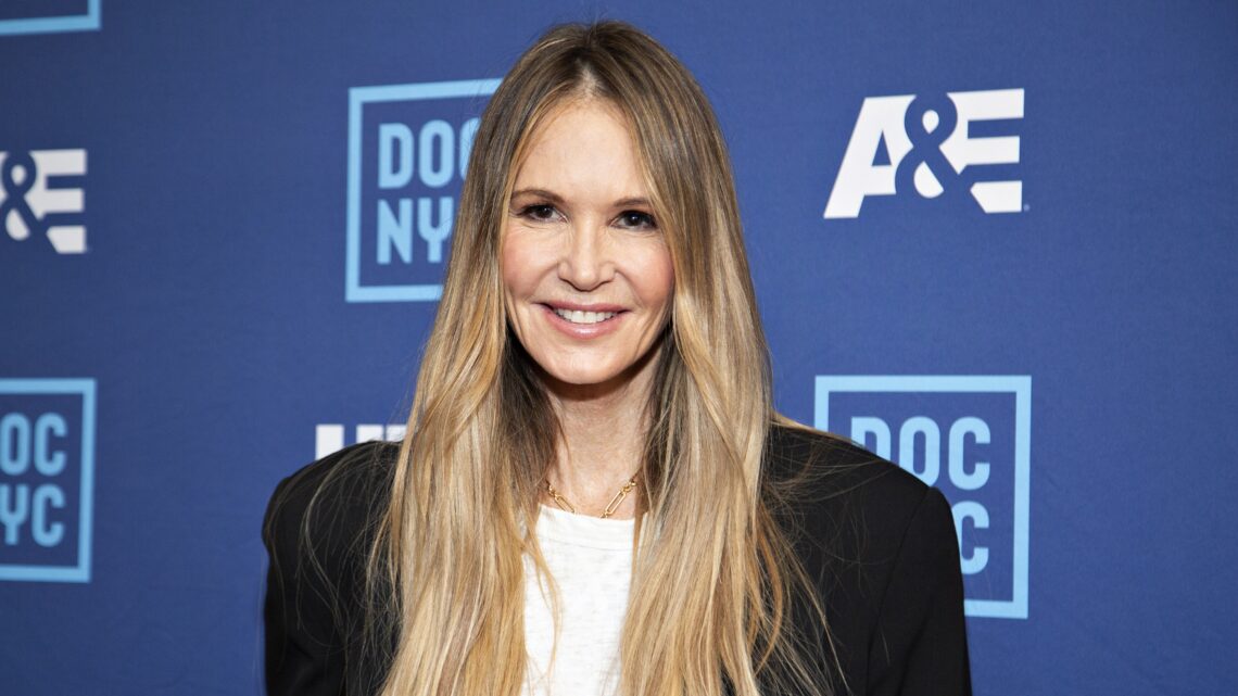 Elle Macpherson pozuje na niebieskiej ściance