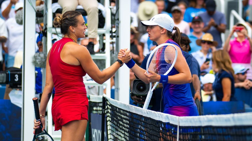 na zdjęciu: Iga Świątek i Aryna Sabalenka podczas Cincinati Open 2024, tekst o uruchomieniu kanału AWSN z kobiecym sportem - Hello Zdrowie