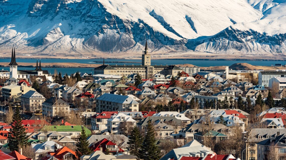 Na zdjęciu panorama Reykjaviku. Tekst o tym, że Islandia uznana najbardziej feministycznym i równościowym krajem na świecie