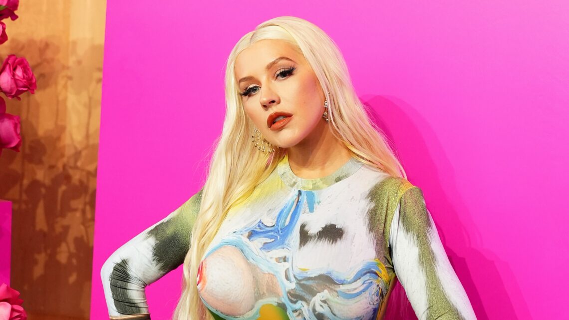 Christina Aguilera pozuje na tle różowej ścianki