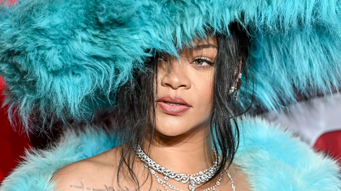 Rihanna pozuje w niebieskim futerkowym kapeluszu