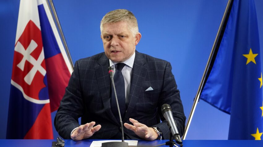 Robert Fico - premier Słowacji przemawia podczas konferencji prasowej na zakończenie posiedzenia Rady Europejskiej 19 grudnia 2024 r. w Brukseli