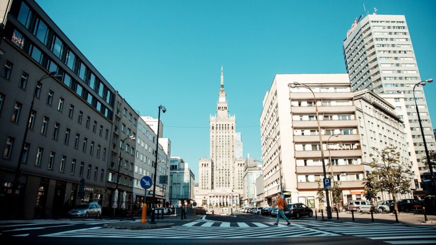 na zdjęciu: centrum Warszawy z Pałacem Kultury i Nauki, tekst o rakotwórczym pyle drogowym - Hello Zdrowie